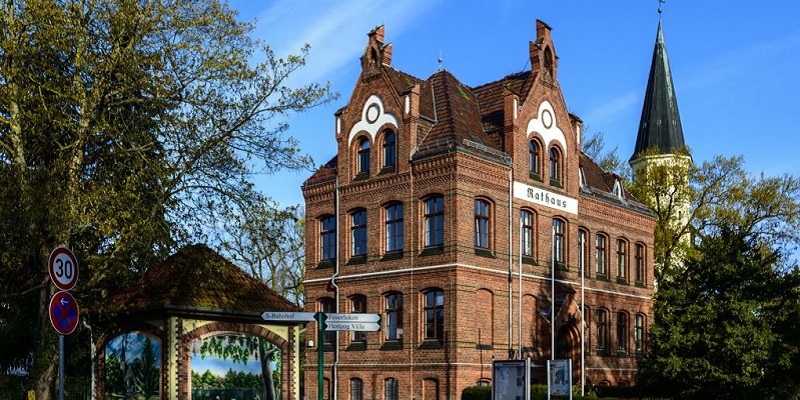 Zeuthen: Rathaus Zeuthen mit Martin Luther Kirche (Fotograf Kai-Uwe Küchler)