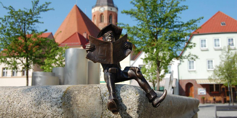 Calau: Schusterjunge auf dem Witzerundweg