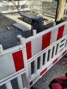 Foto: Abfalleimer innerhalb der Baustellenabsperrung 