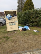 Foto: Kleider Container überfüllt 