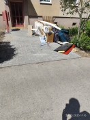 Foto: Wilde Müllansammlungen bei Mülleimern und vor Haustüren  