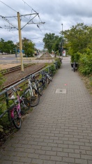 Foto: Allseits fehlende sichere Abstellmöglichkeiten für Fahrräder - seit Jahren keine Bügel durch vbbr oder Stadt errichtet  