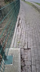 Foto: Fußweg sackt ab 