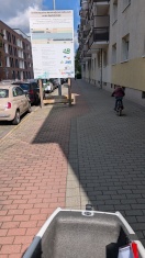 Foto: Baustellenabsperrung unzureichend bzw. Baustellenschild ohne Barke gesichert  