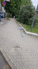 Foto: Umgerissen Schild zur Vereinsstraße  