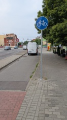 Foto: Bauliche Maßnahmen nötig - Wiederkehrend stehen Kfz und Lkw auf dem Radweg Ecke Otto Sidow Straße  