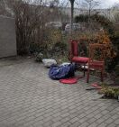 Foto: Sperrmüll und Glasscheiben in den Rabatten .. 