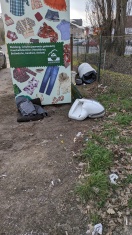 Foto: Matratze, Geschirr, Toilettenbecken u.v.m. 