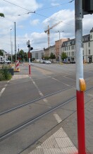 Foto: Farblich besprühte Ampelmasten  