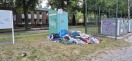 Foto: Wilde Bekleidungsdeponie am Bekleidungscontainer 