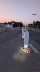 Foto: Unzureichende Baustellenabsperrung – Verkehrssicherheit gefährdetund Defekt  