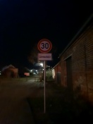 Foto: Tempo 30 Schild wegen Lärmschutz 