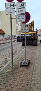 Foto: Allseits der Neuendorfer Straße unzulässig mobile Verkehrsschilder auf anderen Radwegeflächen bzw. hier vz240 unzulässig verengt  