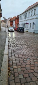 Foto: Entlang Mühlentor Straße Vielzahl von herausragenden Steinen aus dem Pflaster  