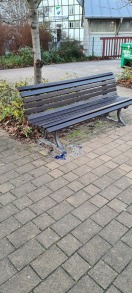 Foto: Glasscherben an mehreren Stellen des Spielplatzes näthewindebrücke  