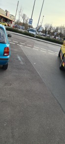 Foto: Glasscherben des Kfz Einbruchs nicht beseitigt  