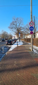 Foto: Räumung Radwegeflächen nötig Magdeburg Straße ab Hochstraße  
