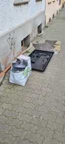 Foto: Elektronik Schrott und Malerreste  
