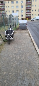 Foto: Befahrung Gehweg durch Kfz und Lkw - Behinderungen durch Container  