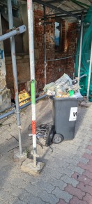 Foto: Müllbehälter bzw. Müllberge wachsen - Bereich Gerüst vermüllt  