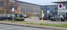 Foto: Schrott Kleinteile, Schmutz und Sperrmüll auf Gehwegsbereich und am Straßenrand  