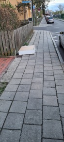 Foto: Sperrmüll Hausnummer 6 blockiert Gehwegsbereich  