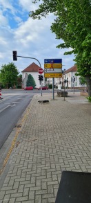 Foto: Schilder fehlen bzw. Füße liegen wild ungenutzt herum  