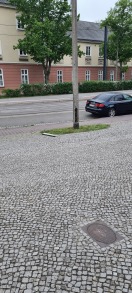 Foto: Abdeckung Straßenlaterne Höhe Tramhaltestelle defekt  