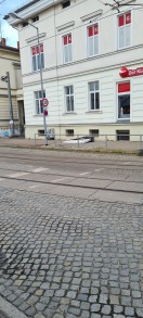 Foto: Gehwegsbereich durch umgefalle Absperrung blockiert Küchenprofi  