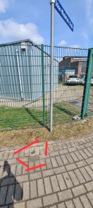 Foto: Eisenrohrprofil ragt Ecke Carl-Reichstein-Straße aus dem Gehweg heraus  
