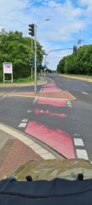 Foto: Verschlissene Markierung allseits der Stadt - hier Fahrradfurt Magdeburger Landstraße  