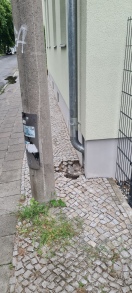 Foto: Absackung bzw. Ausspülen des Gehwegsbereich  