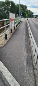 Foto: Potsdamer Landstraße starke Verschmutzung Geh und Radwegeflächen  