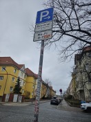 Foto: Parkzeiten nicht mehr lesbar aufgrund von Aufklebern 