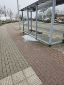 Foto: Scheibe des Bushauses am Spreewaldbahnhof beschädigt 