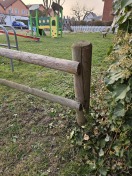 Foto: Wackeliger Pfahl und Zaun 