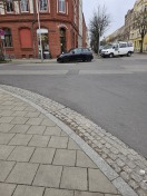 Foto: Abgesenkter Bordstein zugeparkt  