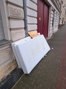 Foto: Matratzen vor der Haustür 