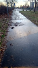 Foto: Verschmutzter und rutschiger Weg bei Nässe  