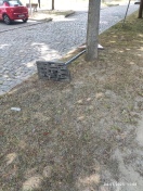 Foto: "Vorsicht Baustelle" liegt seid Wochen auf dem Gehweg 