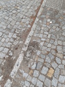 Foto: Drohender Einbruch am Pflaster  