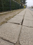 Foto: Herausstehende Gehwegplatte Stolperfalle 