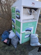 Foto: An dem Kleidersammelcontainer  