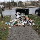 Foto: Abgefackelte Mülltonne nebst Müll liegt immer noch  