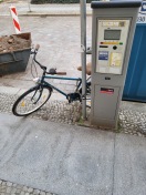 Foto: angeschlossenes defektes Fahrrad  