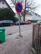 Foto: Schild schief, Gehweg kaputt 