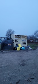 Foto: Altkleidercontainer quillt über. 