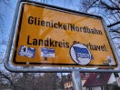 Foto: Ortsschild mit Aufklebern verschmiert 