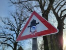 Foto: Verkehrsschild beklebt 