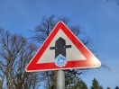 Foto: Verkehrsschild beklebt 
